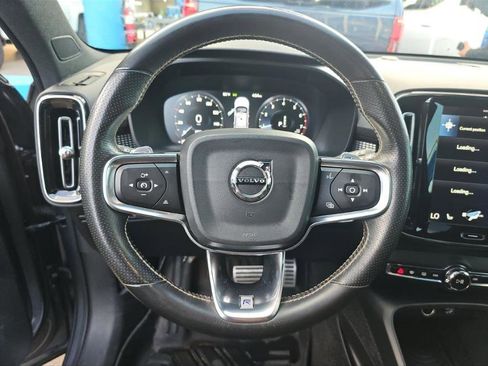 Used 2019 Volvo XC40 T4 R-Design image 4