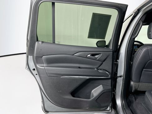 Used 2025 Chevrolet Traverse LT FWD image 26