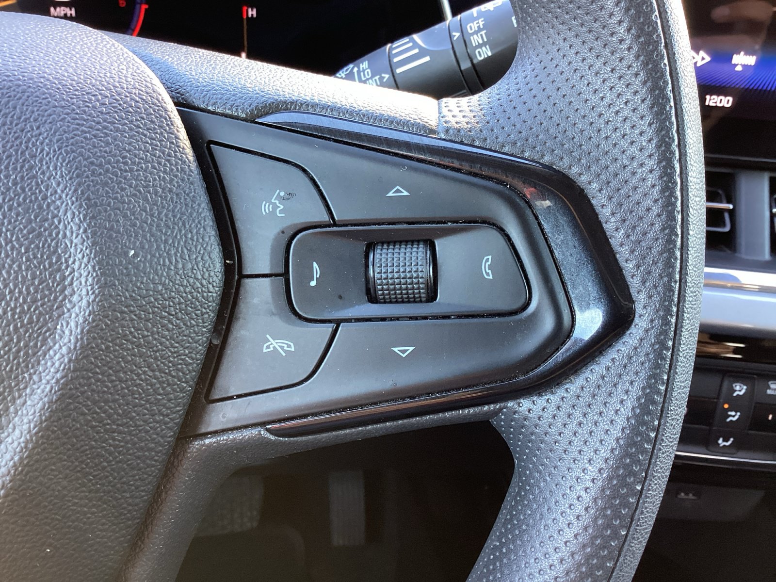 Used 2025 Chevrolet Trax LT FWD image 18