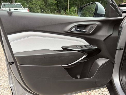 Used 2025 Chevrolet Trax LT w/ LT Convenience Package FWD image 5