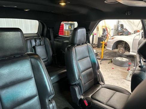 Used 2014 Ford Explorer XLT w/ Equipment Group 202A AWD/4WD image 24