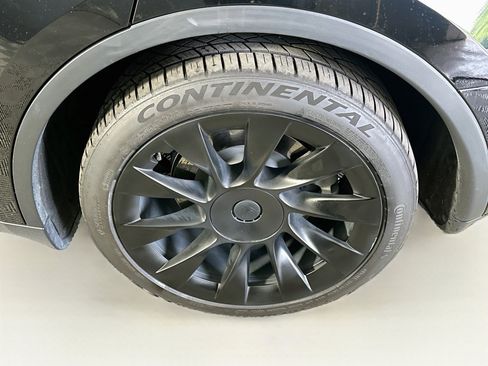 Used 2022 Tesla Model Y Long Range AWD/4WD image 11