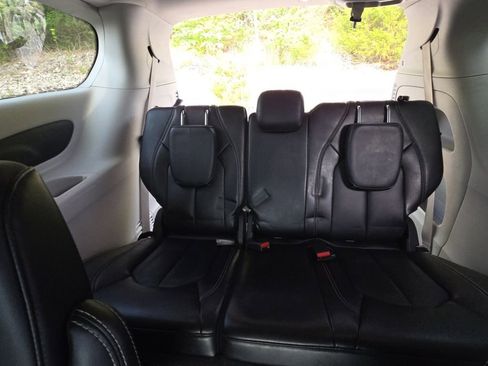 Used 2024 Chrysler Pacifica Touring-L FWD image 13
