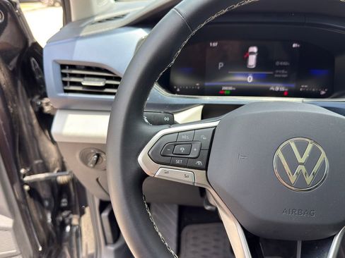 Used 2023 Volkswagen Taos SE w/ Panoramic Sunroof Package FWD image 17