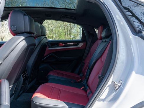 Certified 2025 Porsche Cayenne S w/ Premium Package Plus AWD/4WD image 33