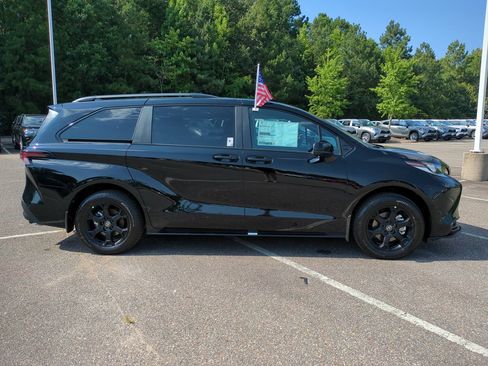 New 2026 Toyota Sienna XLE Woodland Edition AWD/4WD image 3