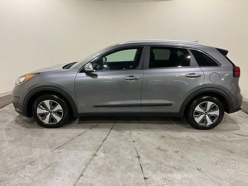 Used 2018 Kia Niro EX image 10