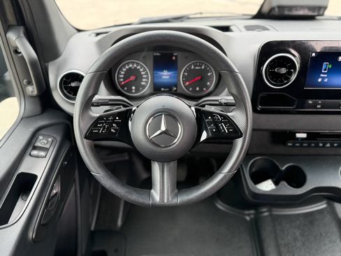 Used 2025 Mercedes-Benz Sprinter 2500 image 16