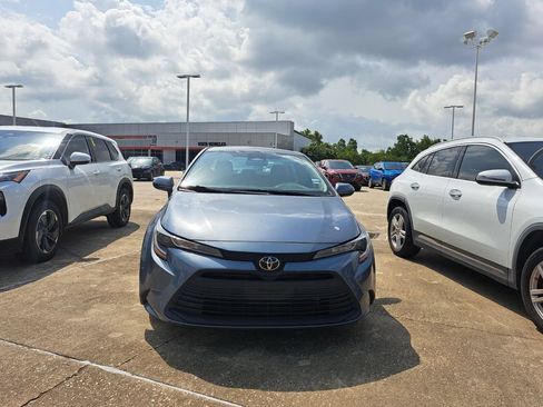 Used 2023 Toyota Corolla LE FWD image 2
