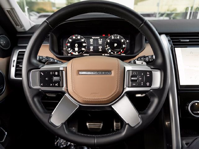 Used 2025 Land Rover Discovery Metropolitan Edition AWD/4WD image 18