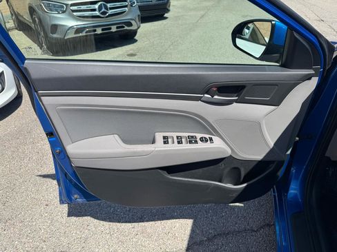 Used 2017 Hyundai Elantra SE image 11