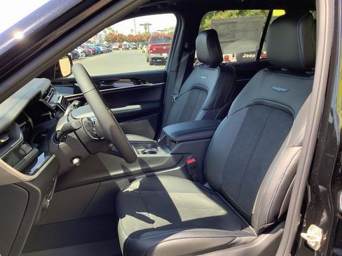 New 2023 Jeep Grand Cherokee Trailhawk w/ Luxury Tech Group III image 8