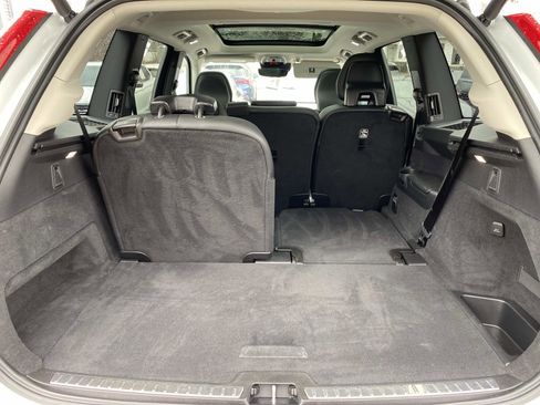 Used 2022 Volvo XC90 T5 Momentum image 5
