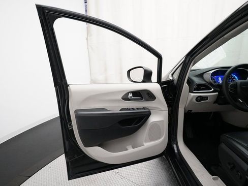 Used 2023 Chrysler Pacifica Touring-L image 29