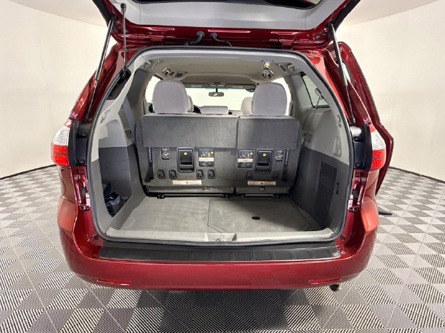 Used 2017 Toyota Sienna LE FWD image 32