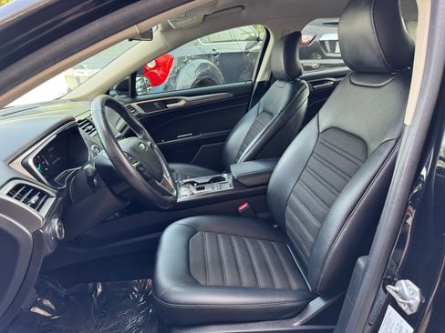 Used 2017 Ford Fusion SE w/ Equipment Group 201A FWD image 8
