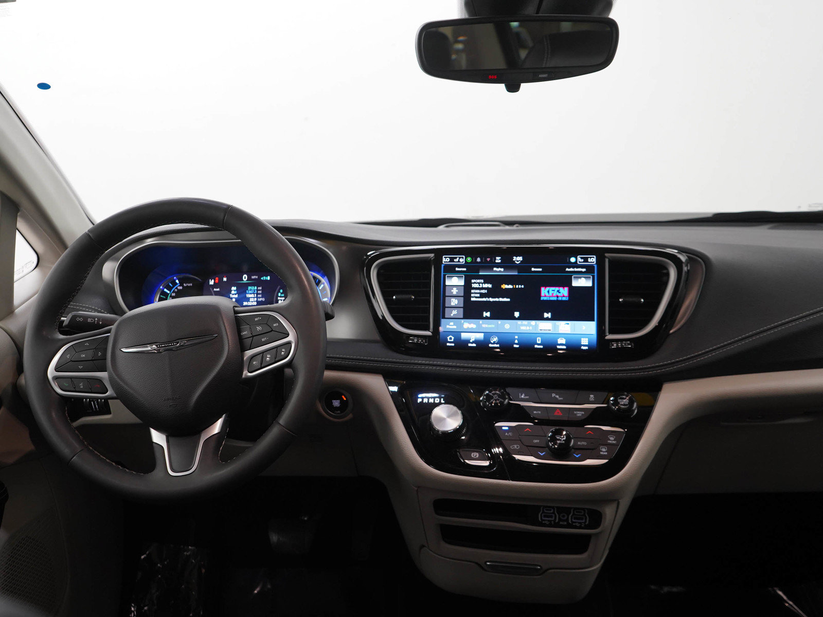 Used 2024 Chrysler Pacifica Limited FWD image 17