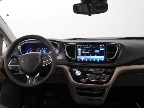 Used 2024 Chrysler Pacifica Limited FWD image 17