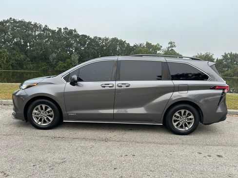 Used 2021 Toyota Sienna XLE image 2