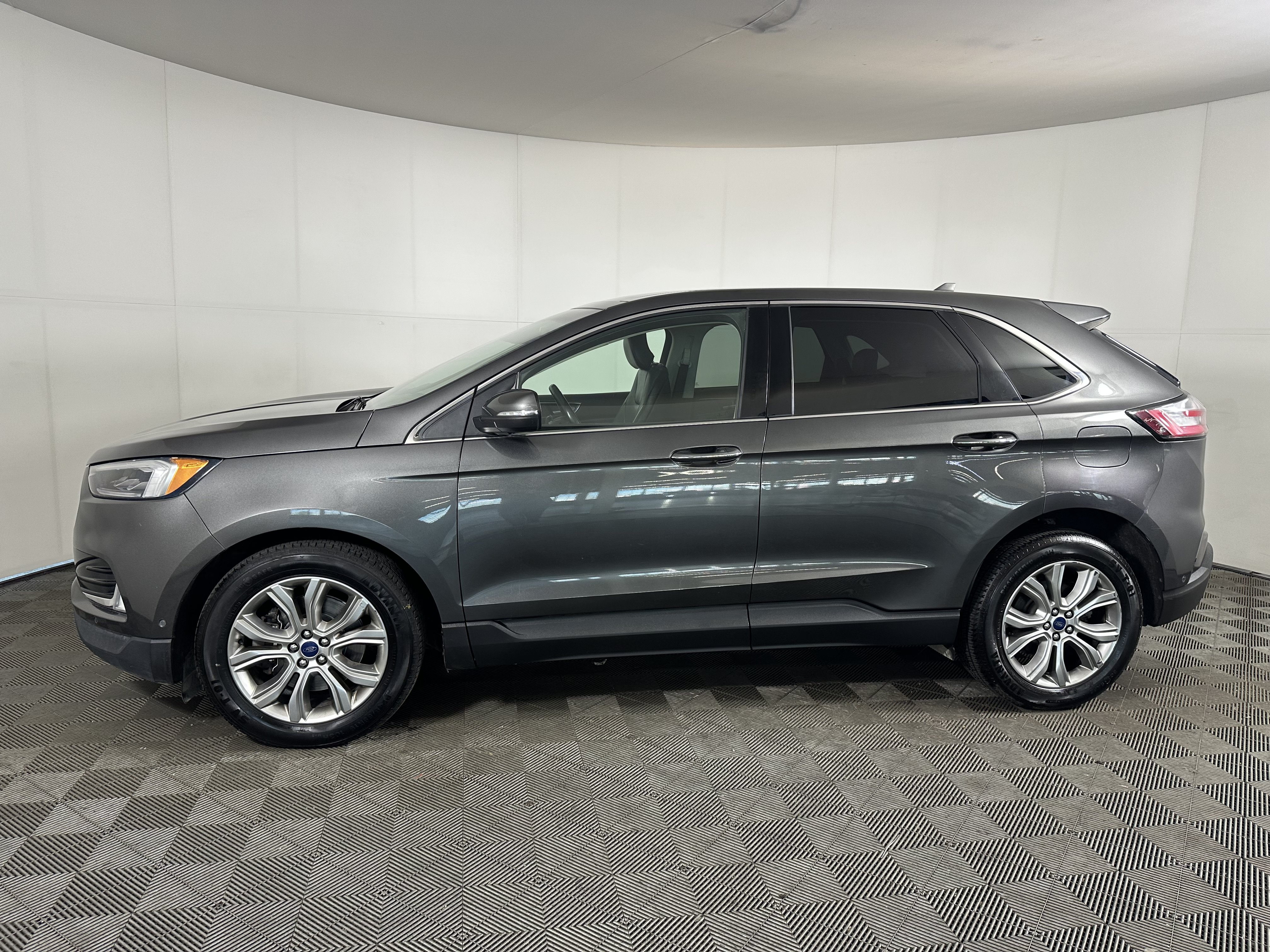 Used 2019 Ford Edge Titanium w/ Equipment Group 301A AWD/4WD image 2
