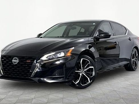 Used 2024 Nissan Altima 2.5 SR FWD image 2