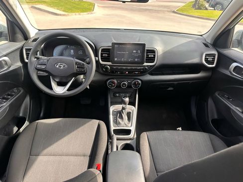 Certified 2025 Hyundai Venue SE image 14