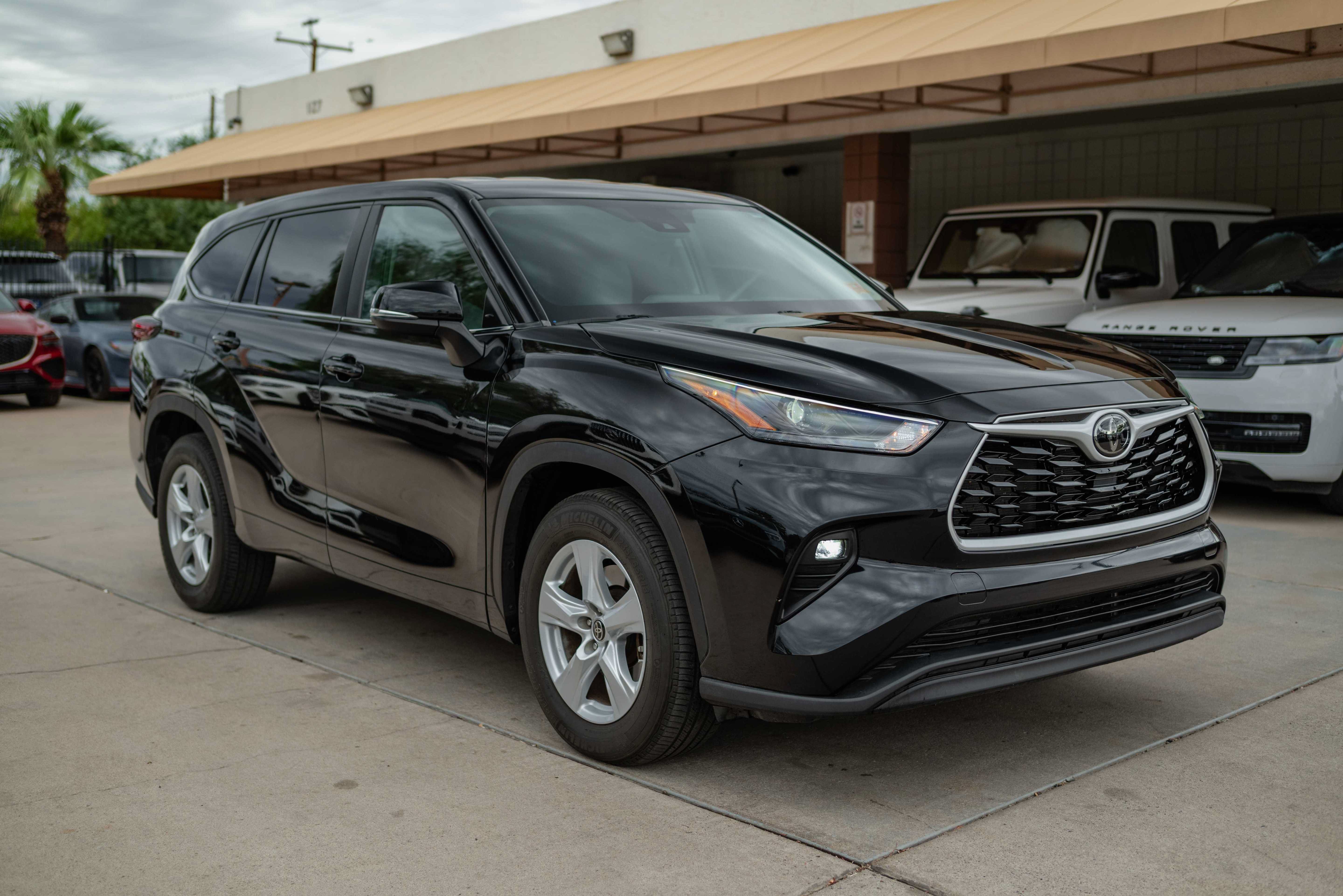 Used 2024 Toyota Highlander LE FWD image 3