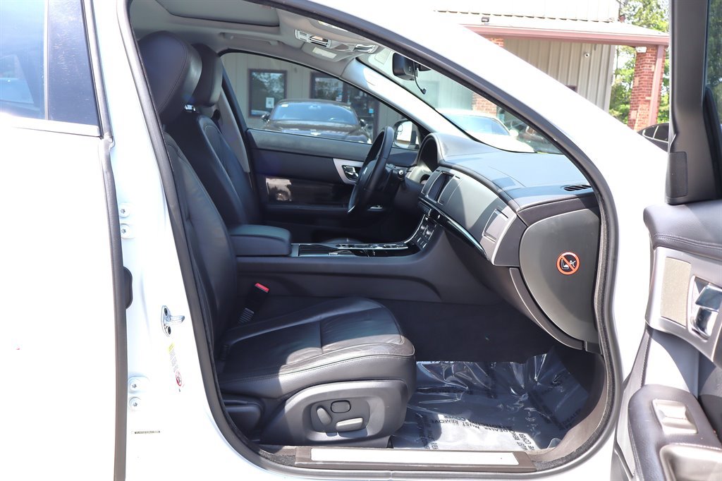 Used 2011 Jaguar XF RWD image 18