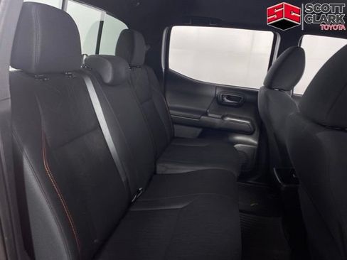 Used 2017 Toyota Tacoma TRD Off-Road w/ Premium & Technology Package AWD/4WD image 17