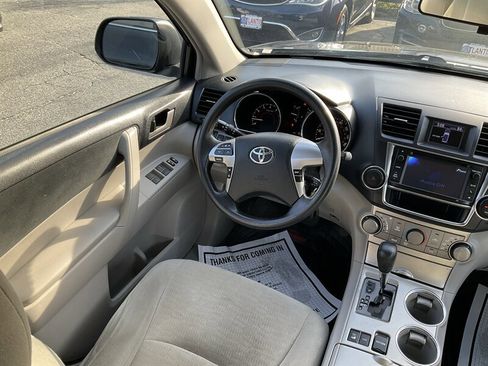 Used 2013 Toyota Highlander Plus AWD/4WD image 18