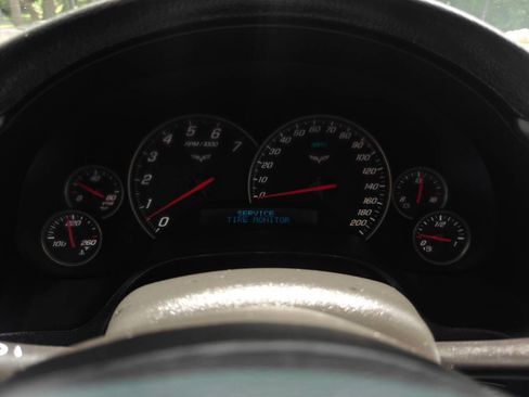 Used 2005 Chevrolet Corvette Coupe w/ Preferred Equipment Group RWD image 16