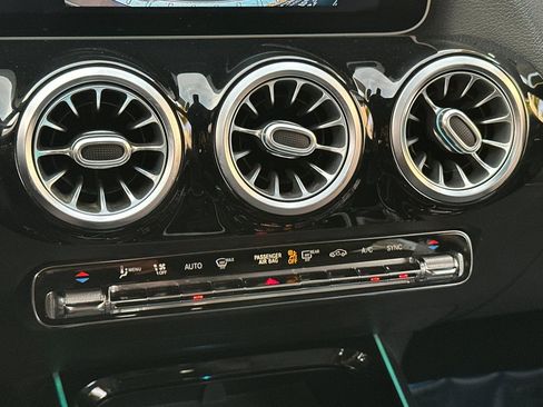 Used 2021 Mercedes-Benz GLA 250 4MATIC image 19