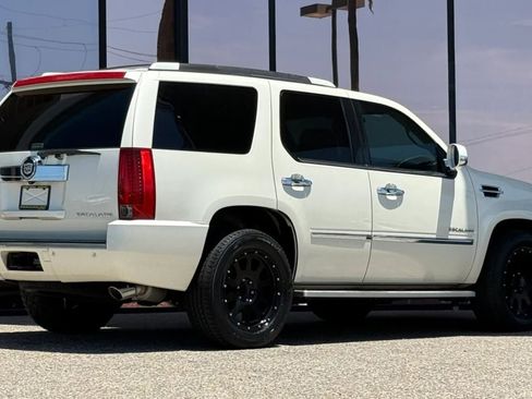 Used 2014 Cadillac Escalade Luxury AWD/4WD image 12