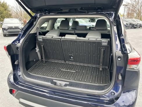 Used 2021 Toyota Highlander XLE image 12