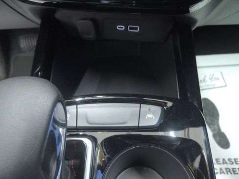 Used 2025 Chevrolet Trax RS FWD image 19