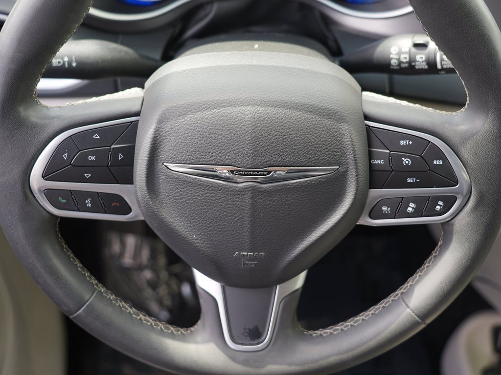 Used 2023 Chrysler Pacifica Touring-L FWD image 23