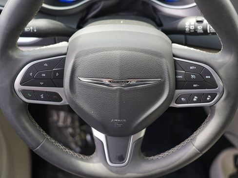 Used 2023 Chrysler Pacifica Touring-L FWD image 23