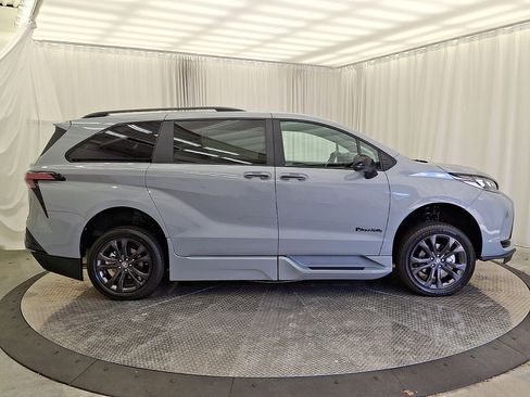 Used 2025 Toyota Sienna XSE w/ XSE Plus Package FWD image 29