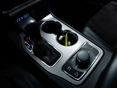 Used 2022 Jeep Grand Cherokee Laredo X image 15