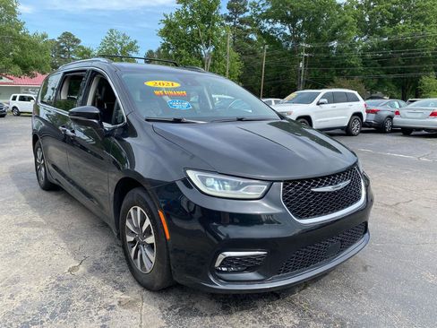 Used 2021 Chrysler Pacifica Touring-L FWD image 3