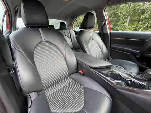 Used 2020 Toyota Camry SE w/ 4 Season Floor Mat Package FWD image 11