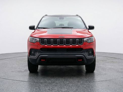 Used 2025 Jeep Compass Trailhawk image 2