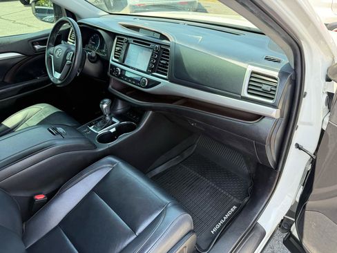 Used 2019 Toyota Highlander XLE AWD/4WD image 25