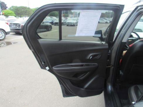 Used 2017 Chevrolet Trax LT w/ LT Convenience Package AWD/4WD image 12