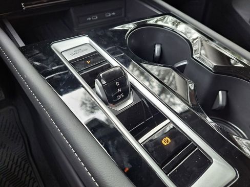 Used 2025 Volkswagen Atlas SE image 15