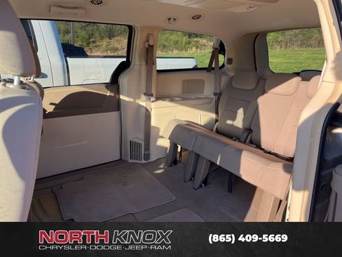 Used 2009 Chrysler Town & Country Touring image 8