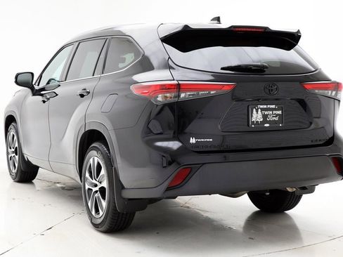 Used 2021 Toyota Highlander XLE image 6