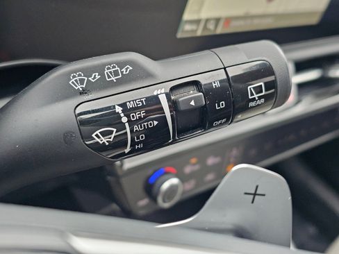 Used 2024 Kia Niro EX Touring image 38