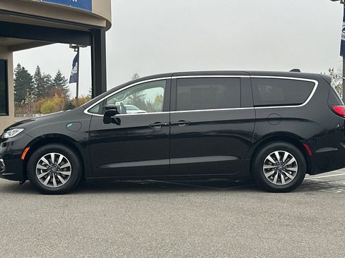 Used 2024 Chrysler Pacifica Select image 7