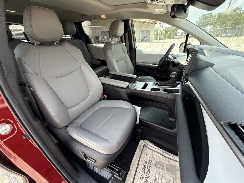 Certified 2025 Toyota Sienna XLE FWD image 27